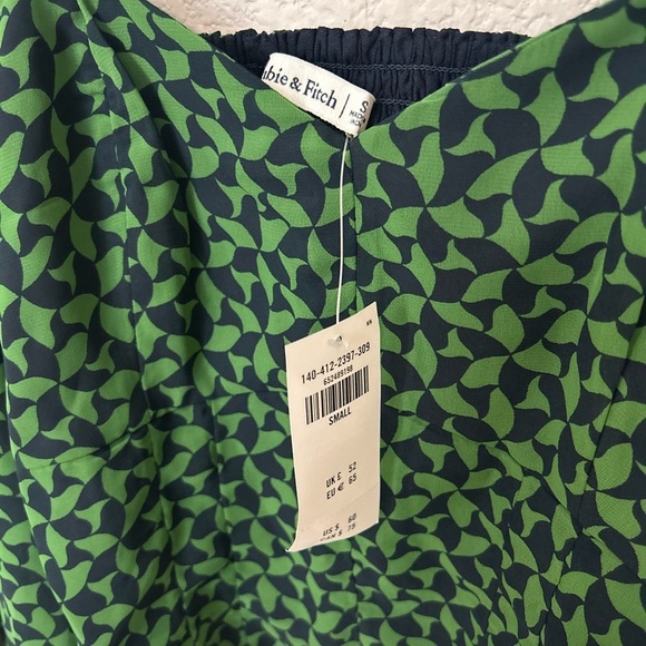 Abercrombie & Fitch Geometric Cropped Blouse Size Small Green and Black NWT - Picture 2 of 5